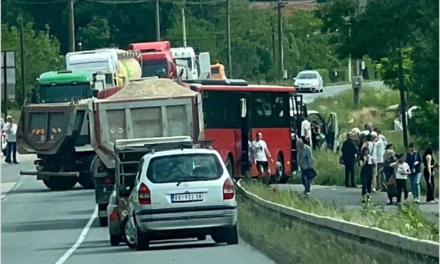 Sudar kamiona i autobusa kod Obrenovca: Poginuo vozač, 20 ljudi povređeno (FOTO)