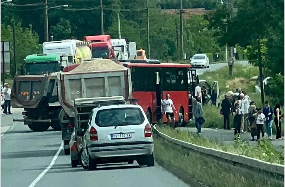 Sudar kamiona i autobusa kod Obrenovca: Poginuo vozač, 20 ljudi povređeno (FOTO)